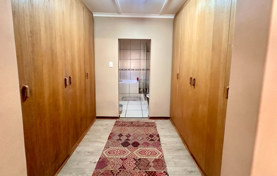 4 Bedroom Property for Sale in Glen Barrie Western Cape